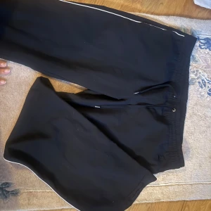Esprit - Lågmidjade byxor liknande parachute pants. Använda men inga defekter vad jag kan se. Står esprit sports på lappen😊