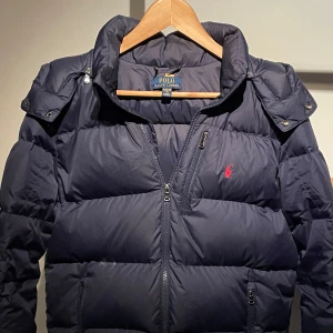 // Polo Ralph Lauren | Jacka | - // Polo Ralph Lauren Jacka | Äkta | Nytt skick, inga slitningar/hål (ena grejen man hänger i har gått av men man kan använda öglan under)| Nypris ca 4000 | Barn storlek XL, passar som XS herr 168 - 180  | Hör av dig vid fler frågor // ressellfabriken  