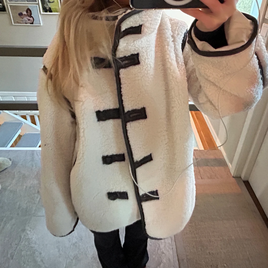 Vit teddyjacka med svarta detaljer