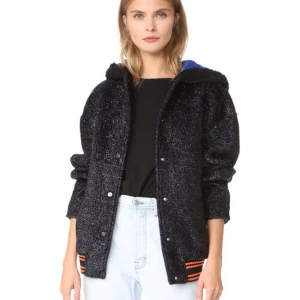 Svart glittrig jacka med huva - Säljer en supercool svart glittrig jacka med huva. Den har långa ärmar och en snygg ribbad kant med orange och svarta ränder. Perfekt för att sticka ut på festen eller bara för en chill dag ute. Jackan är i bra skick och har en normal passform.