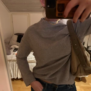 Grå långärmad tröja - Säljer en stilren grå långärmad tröja som är mycket snygg till vardags.