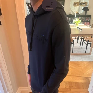 Mörkblå hoodie från Jacob Cohën Ny med tags M - Jacob Cohen hoodie (helt ny) | Skick: 10/10 | Size - M (fits S)| Pris - 1500kr | skickar med Postnord eller instabox pả köparens bekostnad hör av dig vid minsta frågaeller fundering // Ae👑👑👑👑👑💯