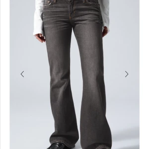 Grå bootcut jeans från Weekday - Säljer ett par snygga grå bootcut jeans från Weekday. De är lågmidjade oxh är i storlek w 26 L 32. Köparen står för frakten🩷
