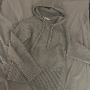 trendig stickad hoodie zara stl s - Säljer denna populära gråa stickade hoodien från Zara i stl S. Bra skick och så varm och skön 💗 