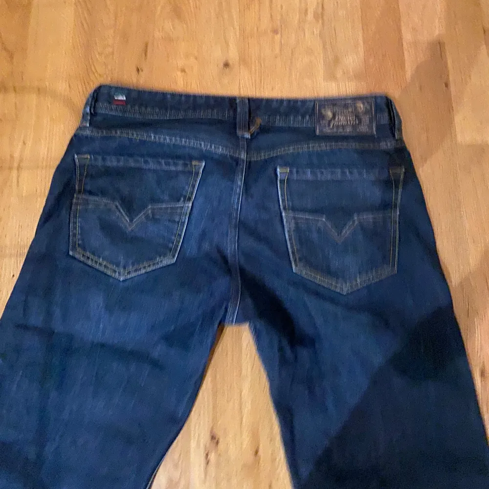 Mörkblåa jeans från Diesel. Straight fit herrmodell. Storlek W34 L32. Kan lösa nått också . Jeans & Byxor.