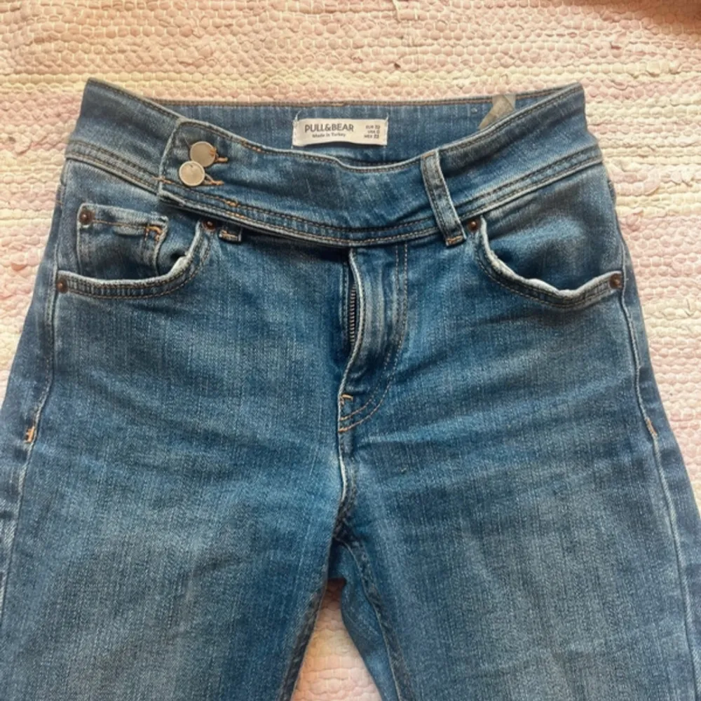 Säljer ett par snygga blå Low waist jeans från Pull&Bear i storlek EUR 32. De har en klassisk femficksdesign och är i bra skick.💕. Jeans & Byxor.