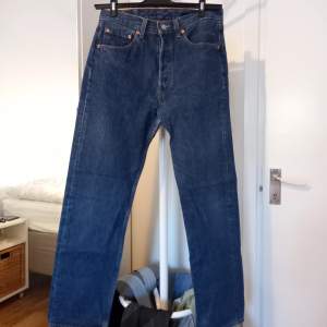 Säljer ett par klassiska Levi's 501 jeans i blå denim. De har en straight passform och är i mycket bra skick. Perfekta för både vardag och fest! Storlek W31 L30. Bergshamra Solna 