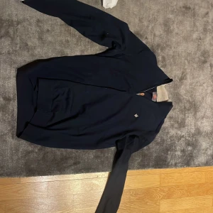Morris half zip - Säljer denna super snygga Morris half zipen! Passar perfekt med en snygg skjorta under☺️