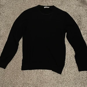 Blå tröja i M  - Tja! Säljer en riktig fin tröja från j. Lindeberg i storlek M men är lite liten i storleken så passar typ mellan M och S. Tröjan är i 100% merinoull och är i riktigt fin cond: 8/10. Säljer tröjan för att den inte kommer till anledning. Ifall ni har några funderingar är de bara att höra av sig. MVH William.