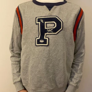 Polo Ralph Lauren Sweatshirt  - Säljer denna Polo Ralph Lauren sweatshirt för ett bra pris. Den är i bra skick och har inga defekter. Den passar dig som är mellan 170-175 cm lång och är i storlek S. Om du har några frågor tveka inte att skicka till oss på dm! 