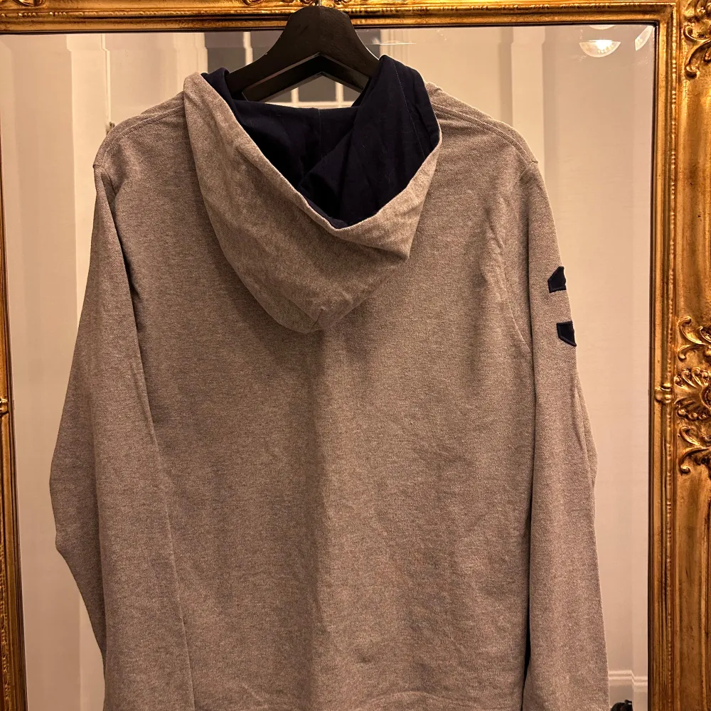 Väldigt snygg ”Laidback” Ralph Lauren hoodie! Hoodien är i Väldigt fint skick, inga defekter alls.Taggad som XL, sitter snarare som en S-M. Modellen på bild är 187Cm och 73KG. Kan mötas i Sthlm Eller Fraktas snabbt via instabox eller postnord💯💯💯. Hoodies.