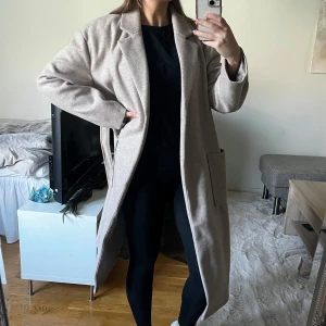 Beige kappa, nyskick - Beige kappa från Gina Tricot i storlek 36. Nyskick och inga tecken på användning. 