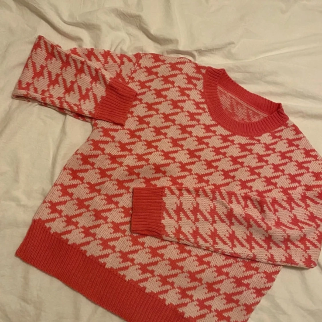 Rosa och vit stickad tröja