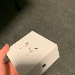 Air-pods PRO gen1 - Säljer ett par hörlurar med design och funktionalitet som liknar, Air-pods . De fungerar utmärkt för musik, samtal och vardagsanvändning. 