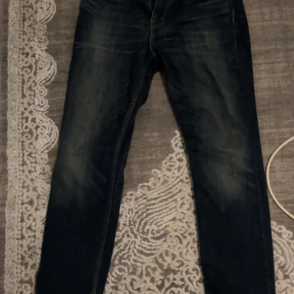 Säljer ett par snygga Levi's 511 jeans i mörkblå denim. De har en slim passform och klassisk femficksdesign. De ligger i str 33/30 fast de är ganska lång så passar även 33/32. Eftersom jag hwr bantat ner och tappat mycket vikt så blev de för stora för mig vilket gjorde att jag sydde varje sida ca1 cm så midja kan även passa dig som har 32 på midjan, annars går de bra också om du har lite större midja som 33 eftersom de har jättebra stretch. Nypris köpte jag för ca 1000-1195kr. Jeans & Byxor.