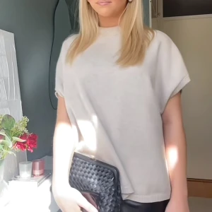 Beige tröja Kappahl  - Fin beige tröja från Kappahl i jättebra skick. Enbart använd en gång. I storlek M men sitter även bra på S son jag vanligtvis har. De bild.