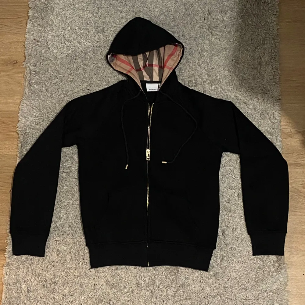 Säljer en snygg svart hoodie från Burberry i storlek M.  . Tröjor & Koftor.