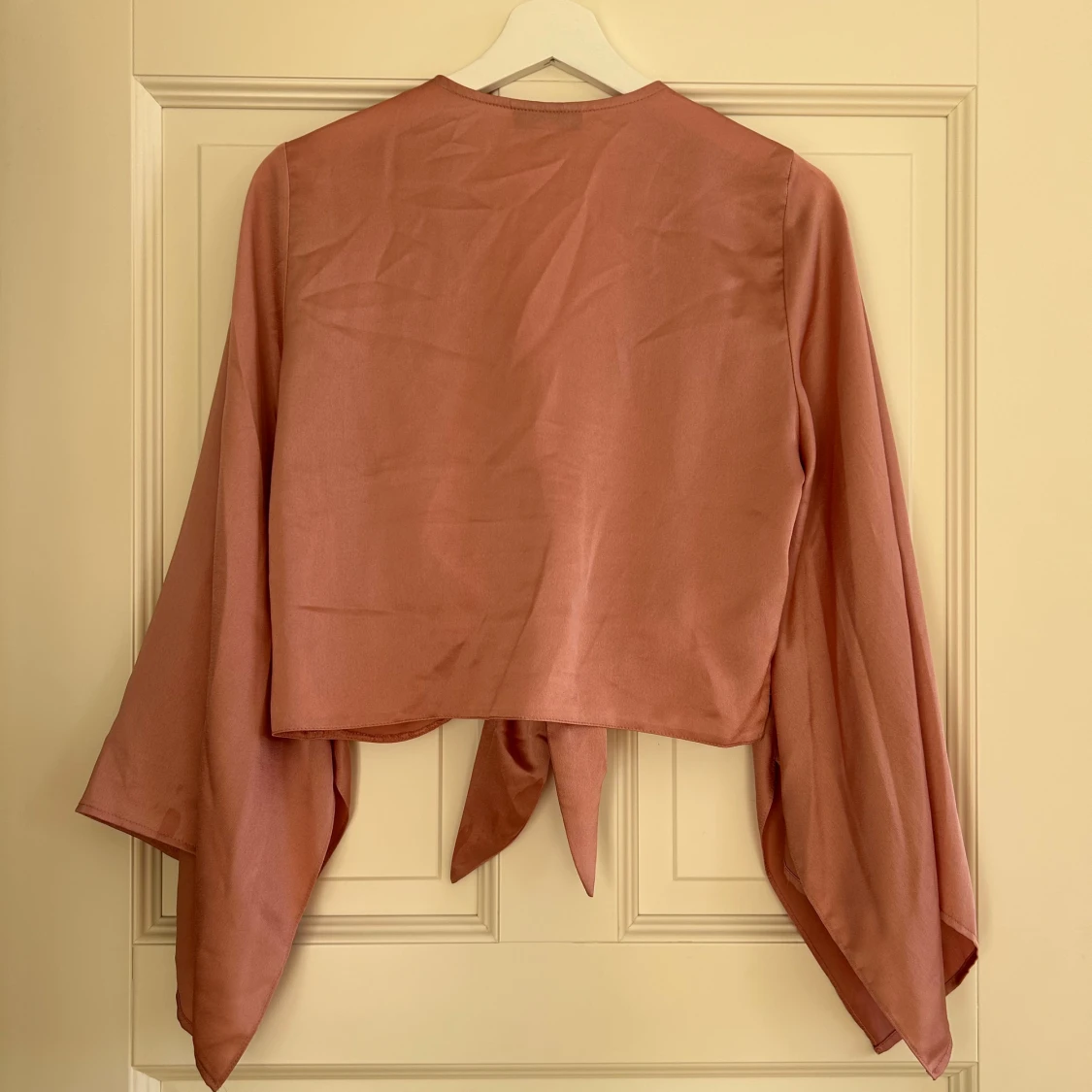 Rosa blus med knytning - 90