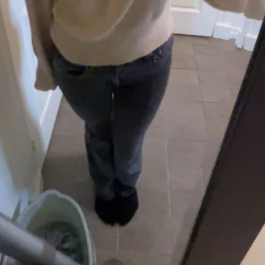 Grå jeans - Säljer ett par snygga grå jeans i bra skick. De har en klassisk femficksdesign och en bekväm passform. Perfekta för både vardag och fest! 🖤