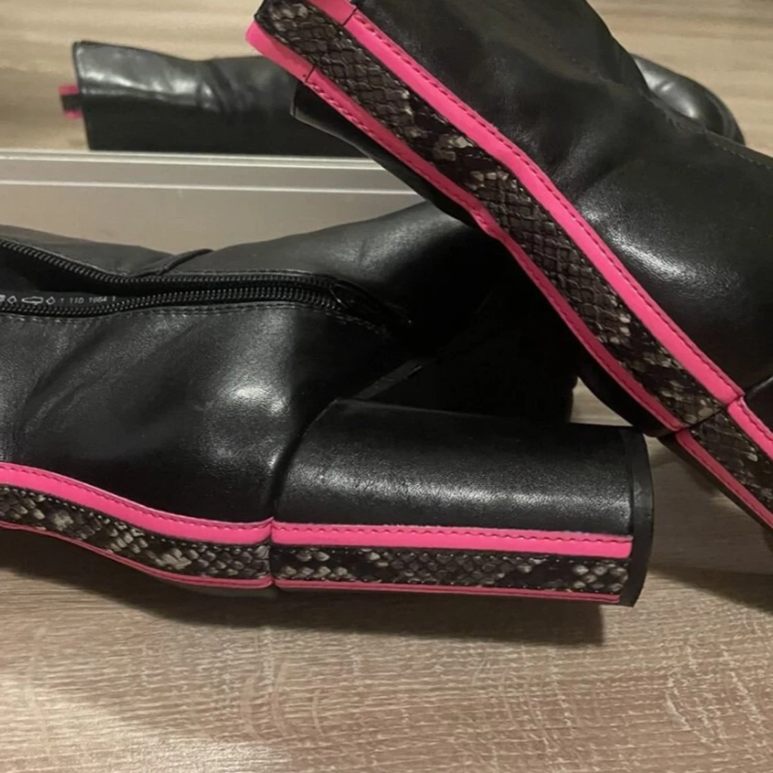 Svarta boots med rosa detaljer - 92