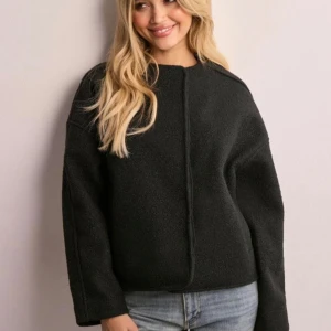 Svart teddyjacka - Mysig svart  i oversized modell. Perfekt för höst och vinter med sin varma och fluffiga känsla. Jackan har långa ärmar och en stilren design utan synliga detaljer som knappar eller dragkedja. Passar både till vardags och lite finare tillfällen. Helt ny med lappar kvar 