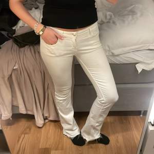 Vita Bootcut jeans från GUESS, Dom är otroliga!!😮‍💨 Uppsprättade längst ner, de sista bild💞💞