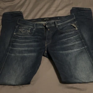 Replay anbass - Jag säljer mina skit snygga Replay anbass jeans! Perfekta jeans nu inför den kalla vintern ❄️De är i hyperflex, så de sitter väldigt bekvämt och snyggt på! Jag köpte de nyligen och jag har använt de 2-3 gngr, väldigt fint skick som nya!Storlek 31/32