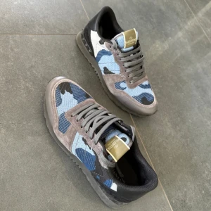 Valentino Rockrunners - (Intressekoll) Snygga Valentino Rockrunner sneakers i super skick och i en väldigt unik fär. Bara skor går med, storlek 42,5 passar 42-43, kom med bud. Skriv om ni har fler frågor!😉