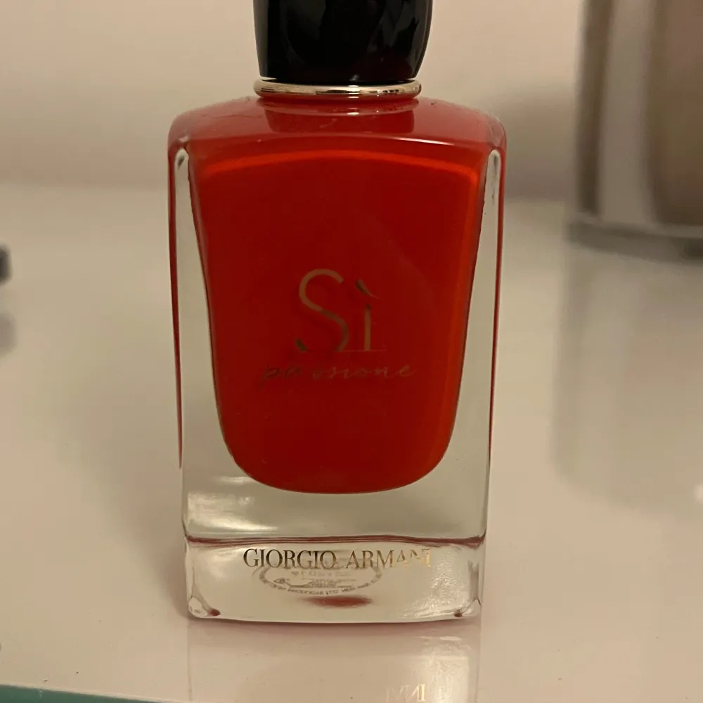 Säljer en elegant och passionerad parfym, Sì Passione från Giorgio Armani. Flaskan är stilren med en djärv röd färg och svart kork. Perfekt för att ge en känsla av styrka och femininitet. Innehåller 50 ml.. Parfym.