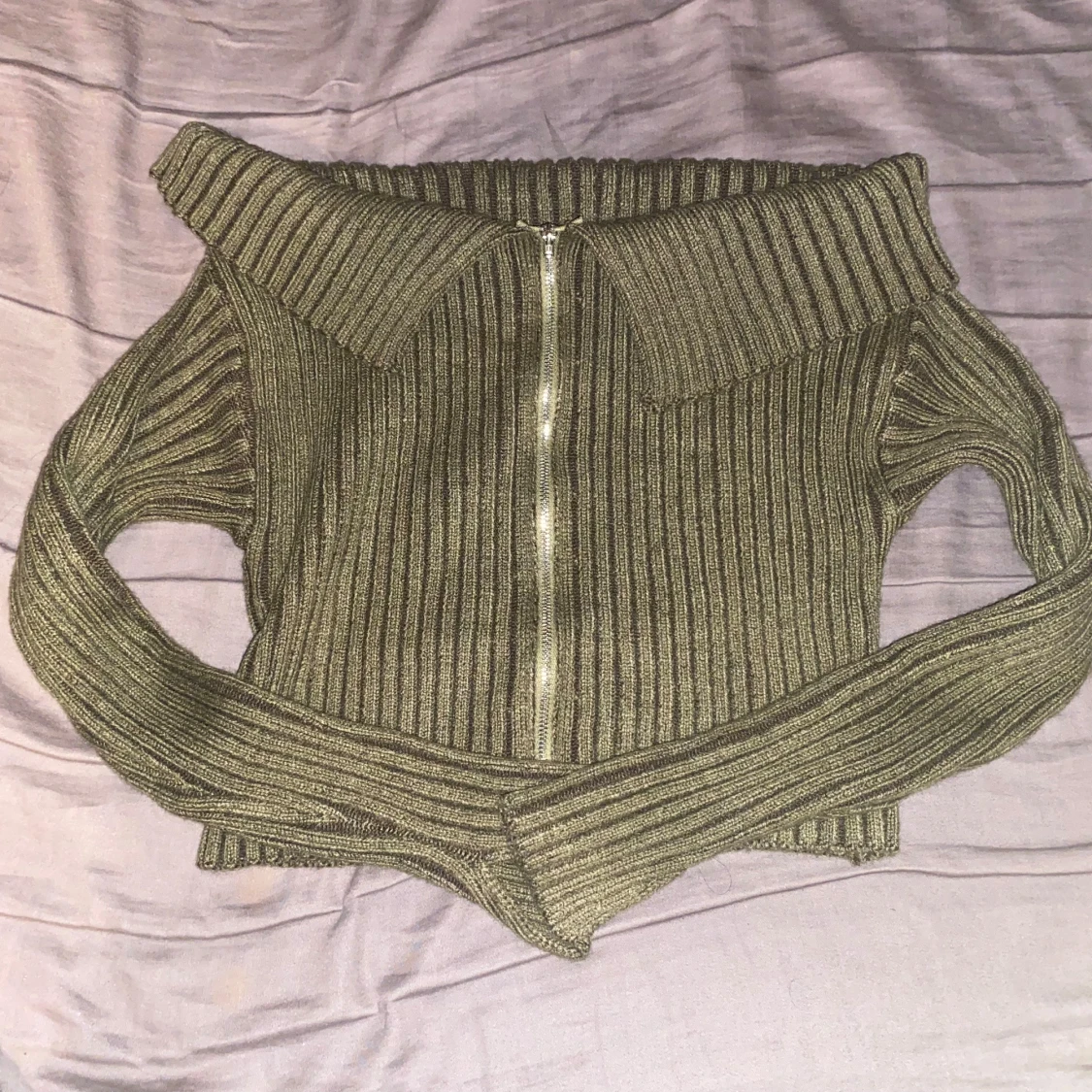 Olivgrön ribbad tröja med dragkedja - 92