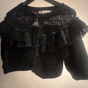 Svart stickad kofta från Zara - Kofta från Zara, den är i bra skick säljer för 190💕storlek S!