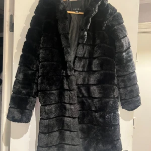 Svart pälsjacka från Amisu - Säljer en supermjuk och fluffig svart pälsjacka från Amisu. Perfekt för kalla vinterdagar med sin långa design och mysiga känsla. Jackan har långa ärmar och en stilren look som passar både till vardags och fest. Håll dig varm och snygg i vinter! 🖤