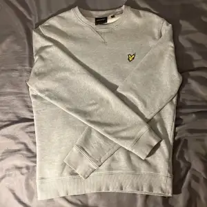 Säljer en grå tröja från Lyle & Scott i storlek S. Tröjan är sparsamt använd och har inga tecken på användning. Om ni har funderingar eller vill ha fler bilder är det bara att skriva. Nypris 899kr