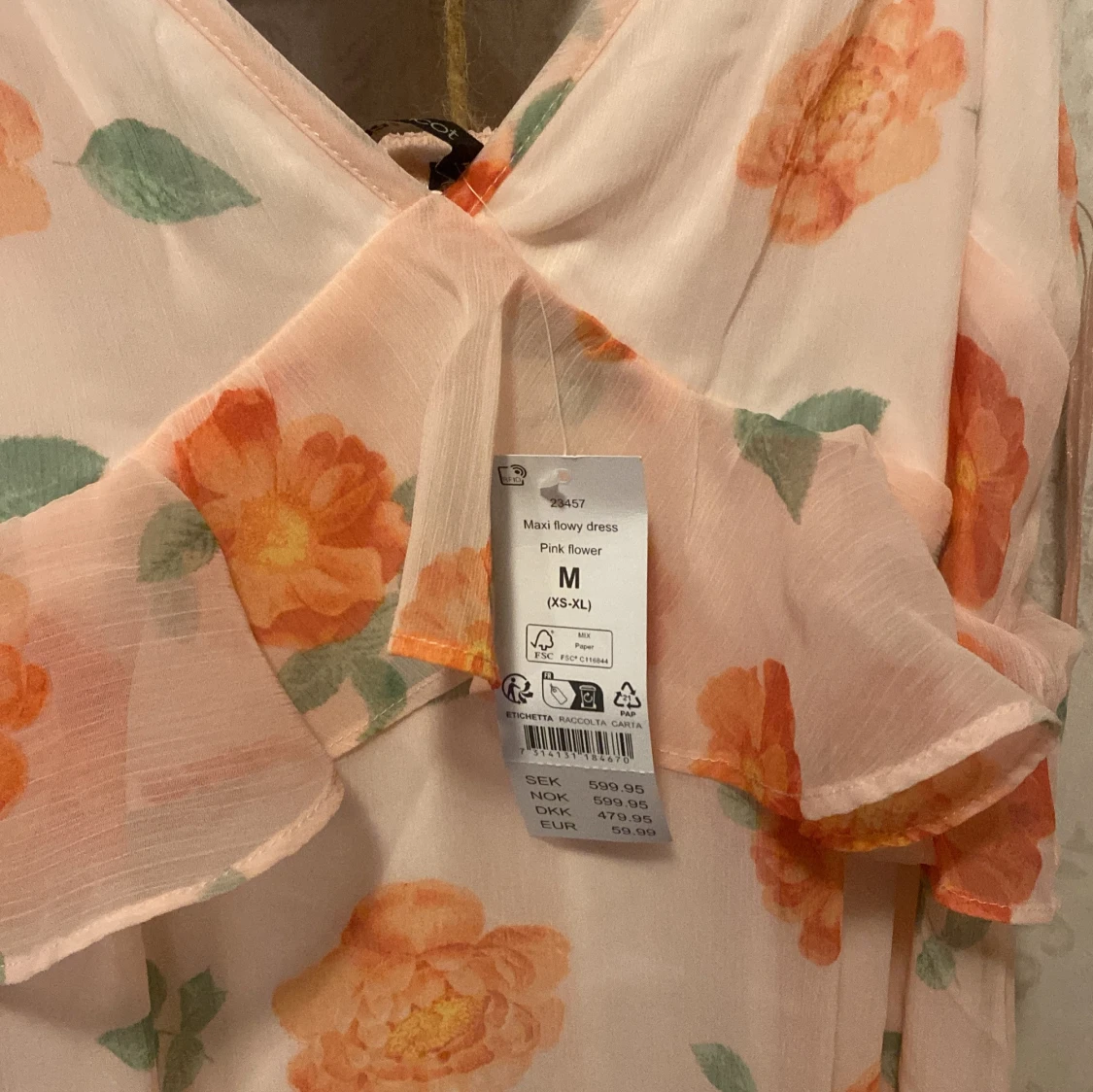 Blommig långklänning med volangdetaljer - 90