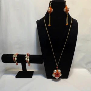 Färgglatt smyckeset med pärlor - Säljer ett unikt smyckeset med halsband, örhängen och armband. Setet har stora pärlor i vitt, rött och orange, med guldfärgade kedjor. Perfekt för att liva upp en outfit till fest eller speciella tillfällen. Örhängena har långa kedjor som ger en elegant look.Ett par örhängen och ett par armband plus en halsband handgjorda mycket mycket fint nytt oanvänd 