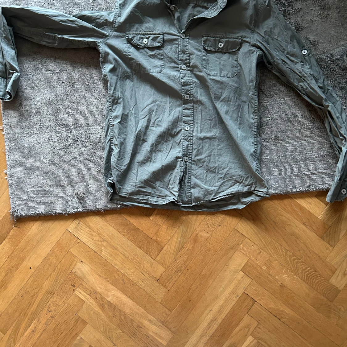 Grön bomullsskjorta