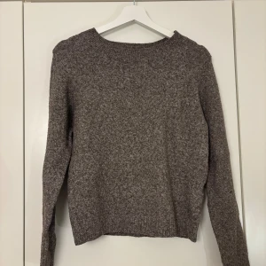 Brun stickad tröja från Vero Moda - Mysig brun stickad tröja från Vero Moda i storlek S. Perfekt för kyliga dagar med sin varma och bekväma passform. Tröjan har långa ärmar och en klassisk rund halsringning. Ett måste för höst- och vintergarderoben! 🍂