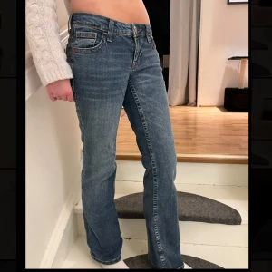 Långmidjade jeans  - Säljer ett par snygga Långmidjade jeans från H&M😊köptes förra året (slutsålda). Storlek 36/S är 170cm lång! Nyskick 