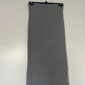 Grå ribbad kjol - Säljer en superfin grå ribbad långkjol i mycket bra skick. Knappt använd!