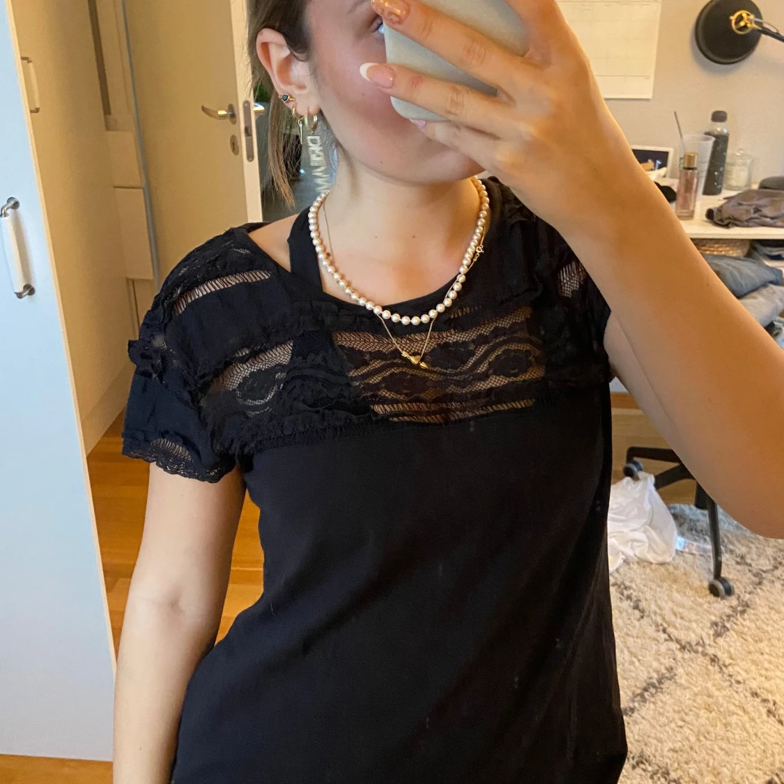 Svart topp med spetsdetaljer