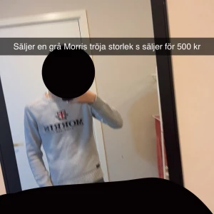 Grå Morris tröja - Säljer en snygg grå tröja från Morris i storlek S. Den har ett stilrent tryck på framsidan och är perfekt för både vardag och lite finare tillfällen. Tröjan är i bra skick och passar perfekt till allt 