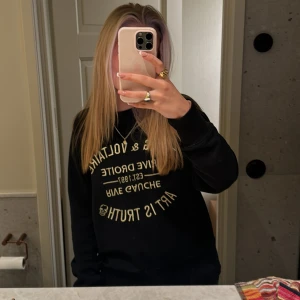 Zadig volitaire tröja - Säljer en svart sweatshirt med coolt tryck i guld. Den är perfekt för en avslappnad stil och passar bra till både jeans och leggings. Tröjan har långa ärmar och en normal passform. Perfekt för höst och vinter! Skulle även säga att den passar s och xs.