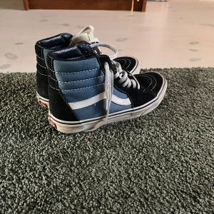 Svart och blå sneakers från Vans - Säljer ett par klassiska Vans sneakers i svart och blått