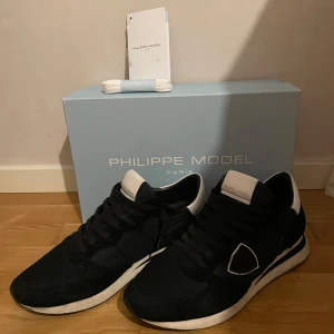 Philippe model skor  - Säljer dessa sjukt snygga trendiga Philippe model skor! Skorna är i svart vit färg med en svart mocka i storlek 41-42! Skorna är använda en del men fortfarande i ett väldigt bra skick inga skador på skorna, skick 9/10! Kvitto finns, box och extra snören följer med! Ny pris ligger runt 3200 mitt pris endast 1599kr!!