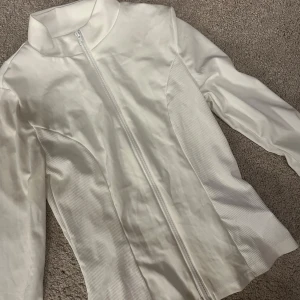 Svart och vit tränings tröja med dragkedja - Säljer en stilren träningströja i både svart och vit färg. Denna är perfekt till gymmet/träning. Storlek M men är liten i storlek så är som en S👚🎀 60kr st eller 100kr för båda🎀 