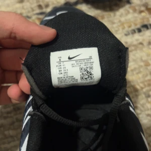 Nike air TN. Jag fick dem av min pappa som present men dem var för små för mig.  - Dem är i ny skick. Har använt dem i 1 gång. 