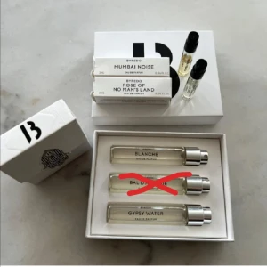 BYREDO La Sélection Nomade + 2 tester  - 2 miniparfymer (en har blivit såld separat) från Byredo och 2 tester till. 4 olika dofter, de är testade några gånger. Nypris 1335