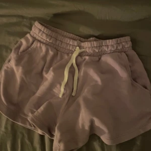 Lila pyjamas shorts - Ljuslila pyjamas shorts från Intersport som inte kommer till användning❤️säljer även likadana i ljusblå