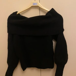 Svart offshoulder tröja från Gina Tricot - Säljer en snygg svart offshoulder tröja från Gina Tricot i storlek XS. Tröjan har långa ärmar och är lite oversized 