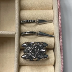 Smycken från Edblad❣️ - Säljer dessa stilrena smycken från Edblad då de nt längre kommer till användning💓Finns inga defekter och är sparsamt använda, kan även sälja smyckena separat❤️Ringen är i storlek S